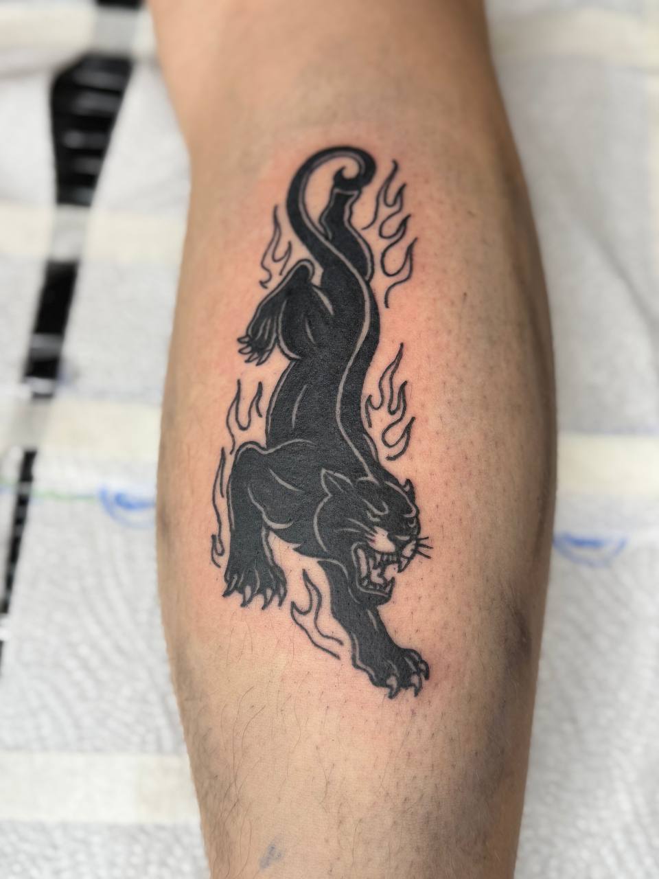 Blackwork Panther Tattoo auf dem Bein