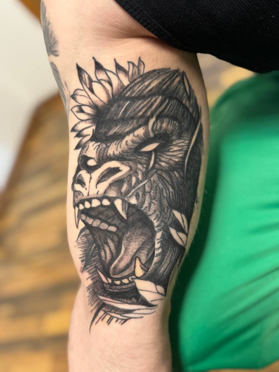 Dunkles Tierkopf Tattoo mit Schraffur und starken Kontrasten