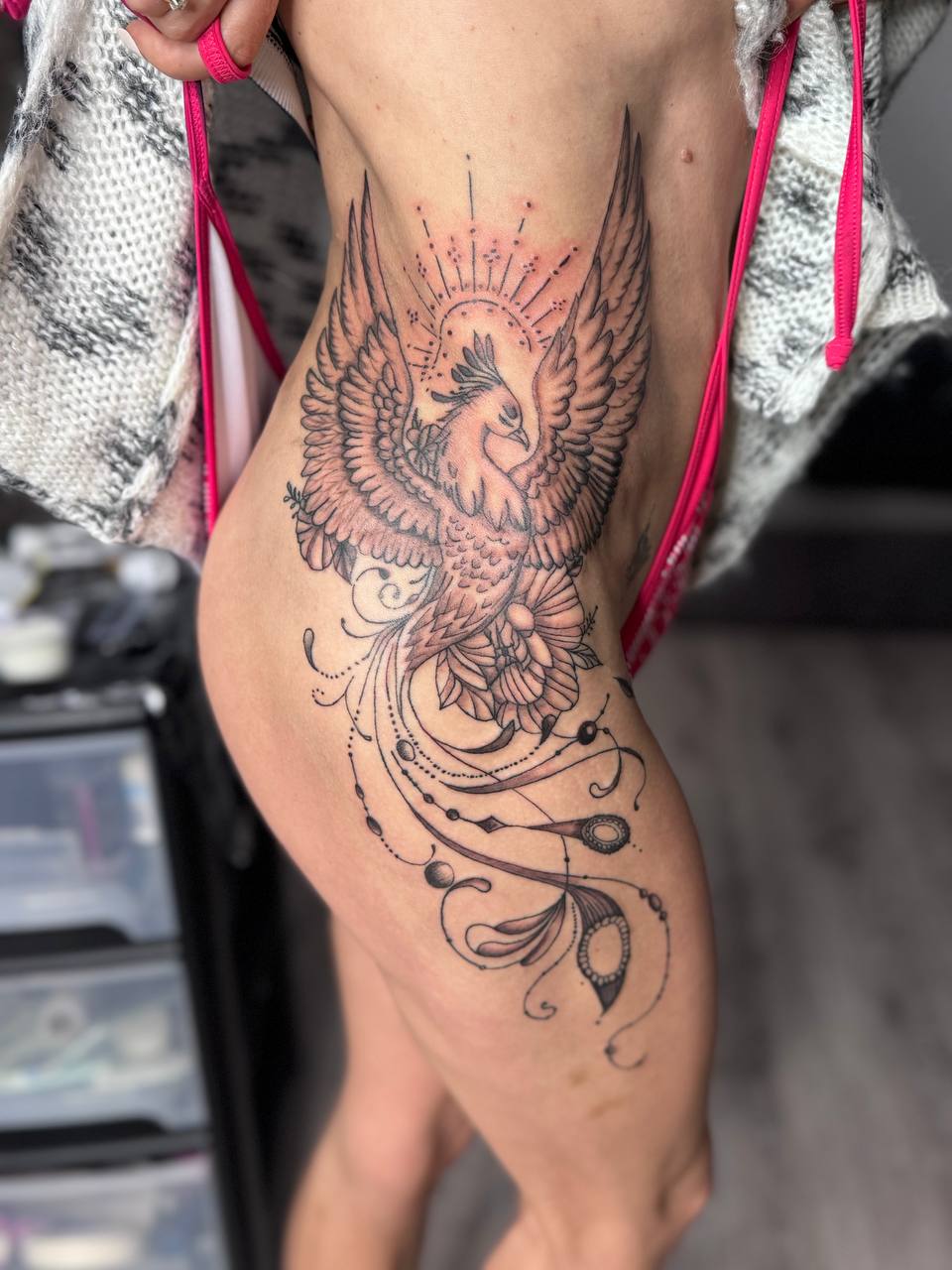 Großes Phoenix Tattoo mit Ornamenten an der Seite
