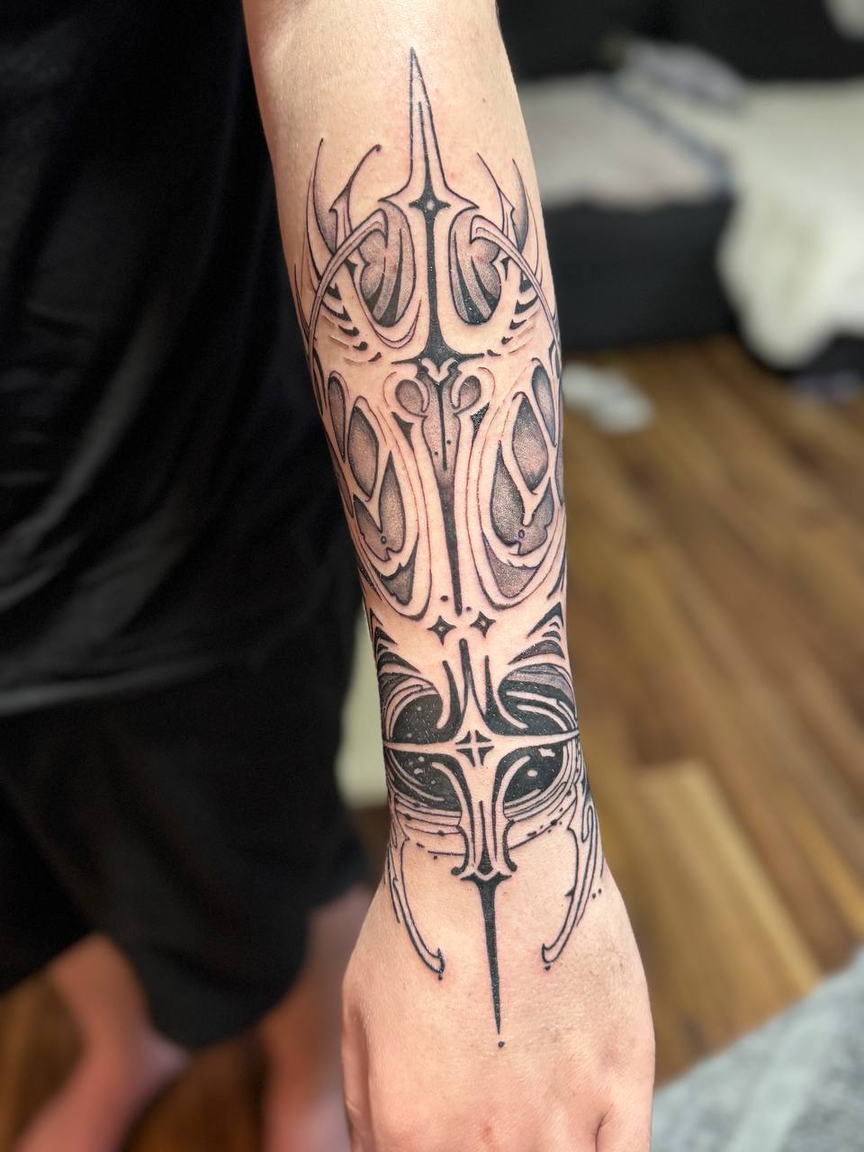 Ornamentales Blackwork Tattoo am Unterarm